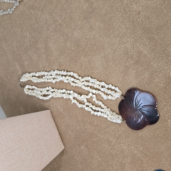 Mother of pearl large round carved Flower Pendant. - Picture 4 of 8